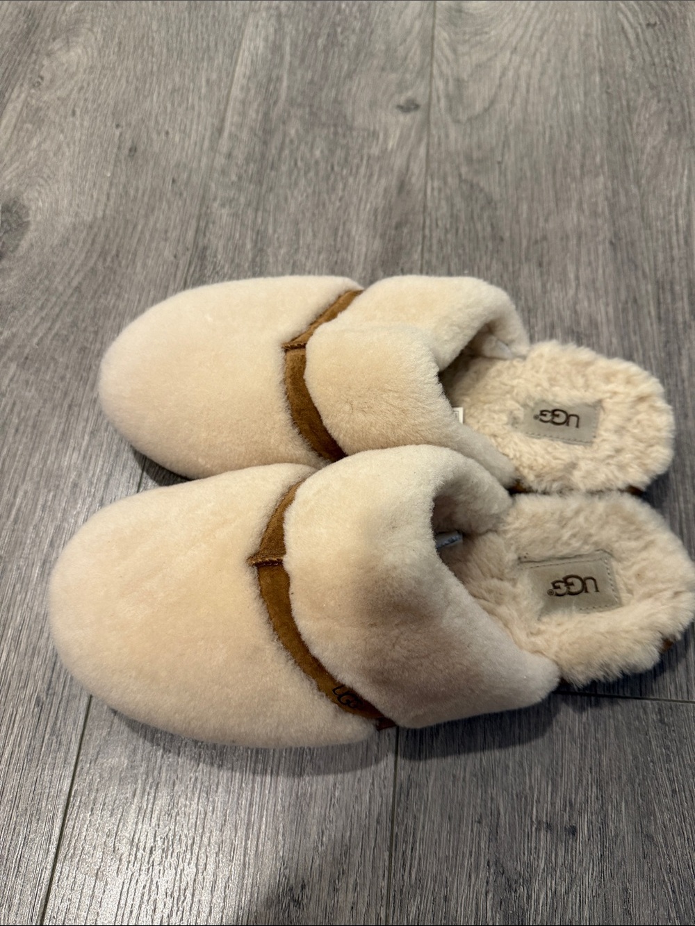 UGG Cream and Chestnut Shearling Mule Slippers floor model - Picture 2 of 6
